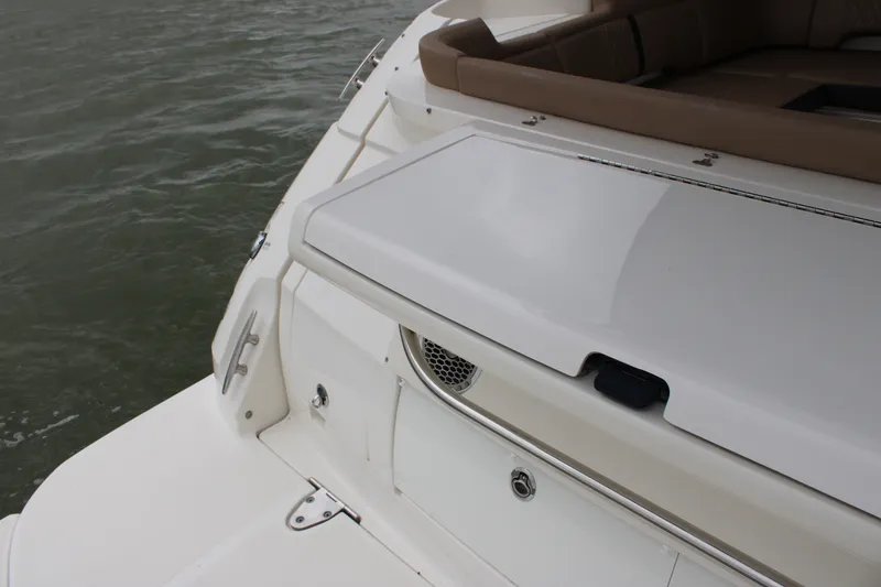 Slide: The Image of Sea Ray 350 2018 - 47