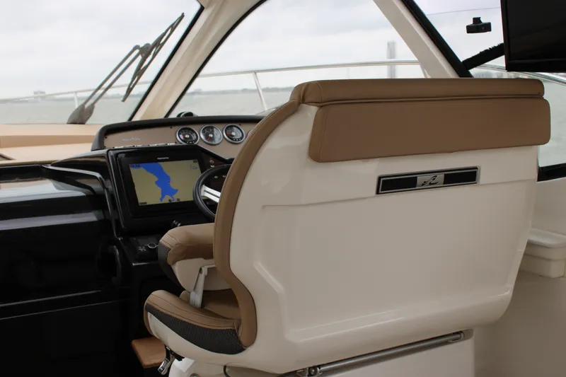 Slide: The Image of Sea Ray 350 2018 - 49