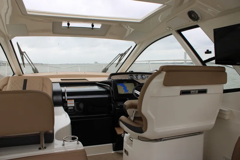 Slide: The Image of Sea Ray 350 2018 - 50