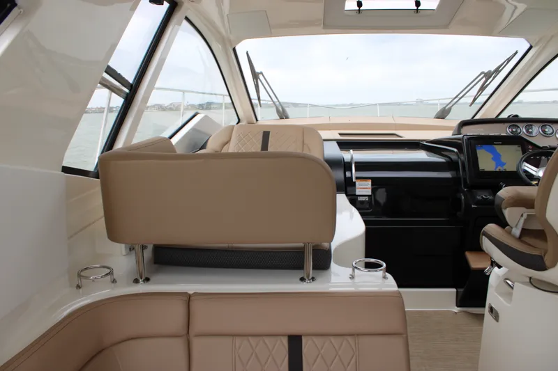Slide: The Image of Sea Ray 350 2018 - 51