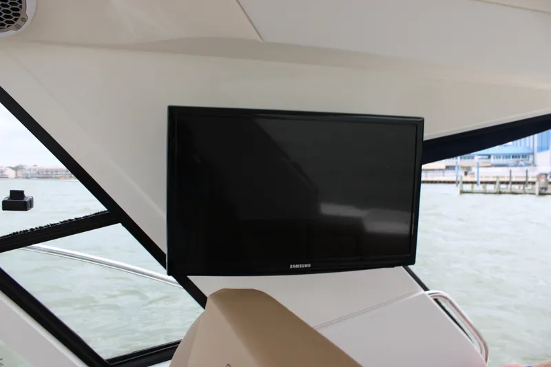 Slide: The Image of Sea Ray 350 2018 - 52