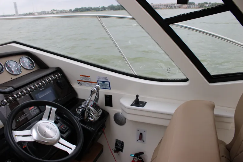 Slide: The Image of Sea Ray 350 2018 - 55