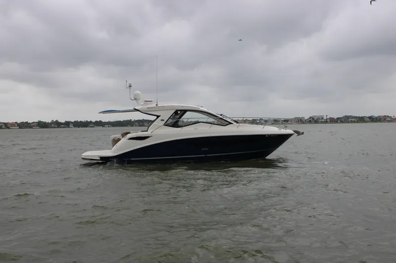 Slide: The Image of Sea Ray 350 2018 - 6