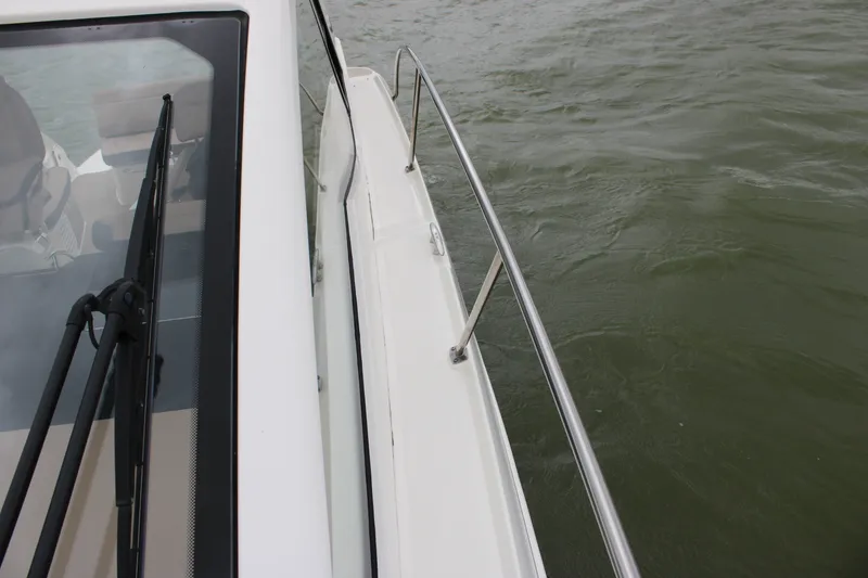 Slide: The Image of Sea Ray 350 2018 - 61