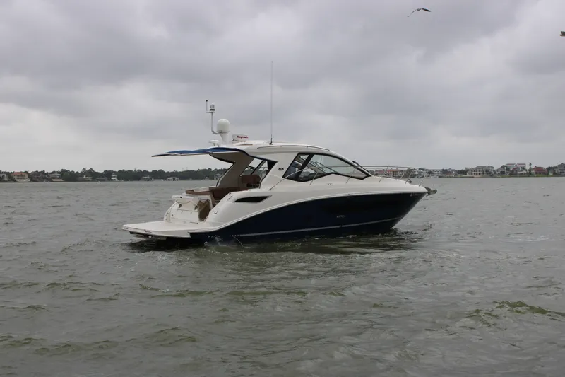 Slide: The Image of Sea Ray 350 2018 - 7