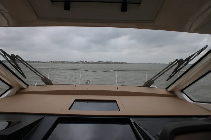Slide: The Image of Sea Ray 350 2018 - 75
