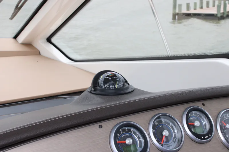 Slide: The Image of Sea Ray 350 2018 - 76