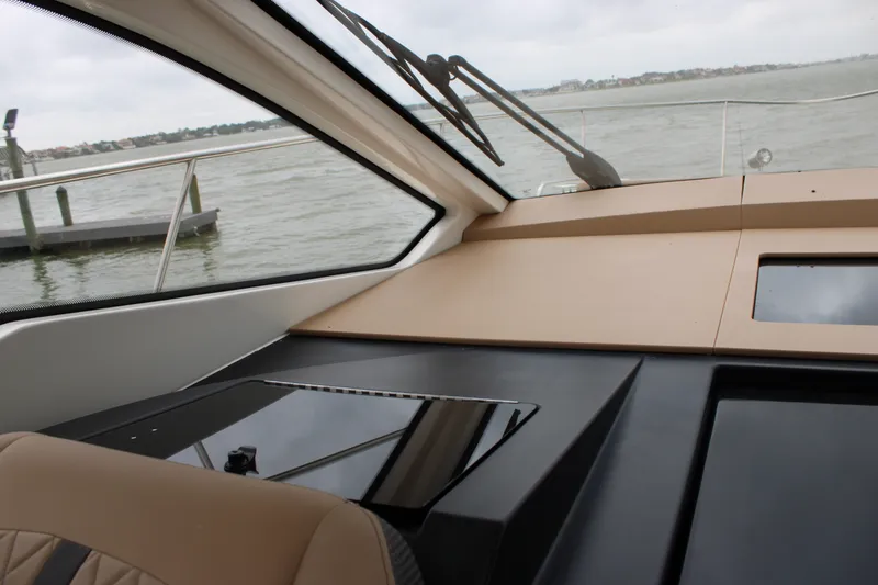Slide: The Image of Sea Ray 350 2018 - 78