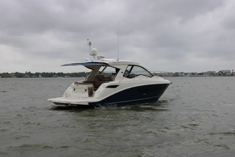 Slide: The Image of Sea Ray 350 2018 - 8