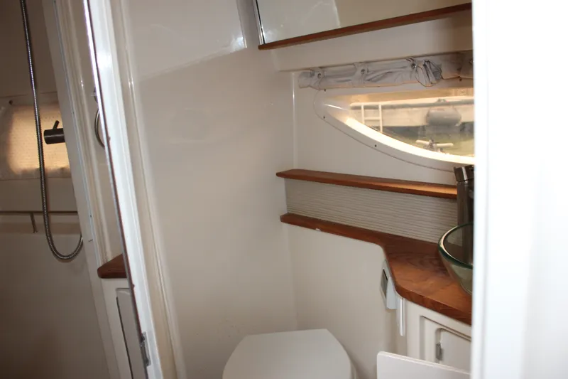Slide: The Image of Sea Ray 350 2018 - 85