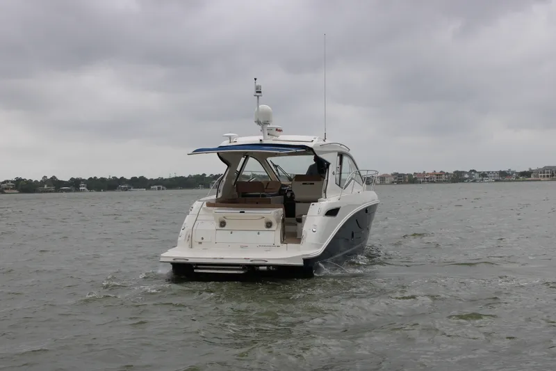 Slide: The Image of Sea Ray 350 2018 - 9