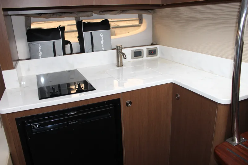 Slide: The Image of Sea Ray 350 2018 - 92
