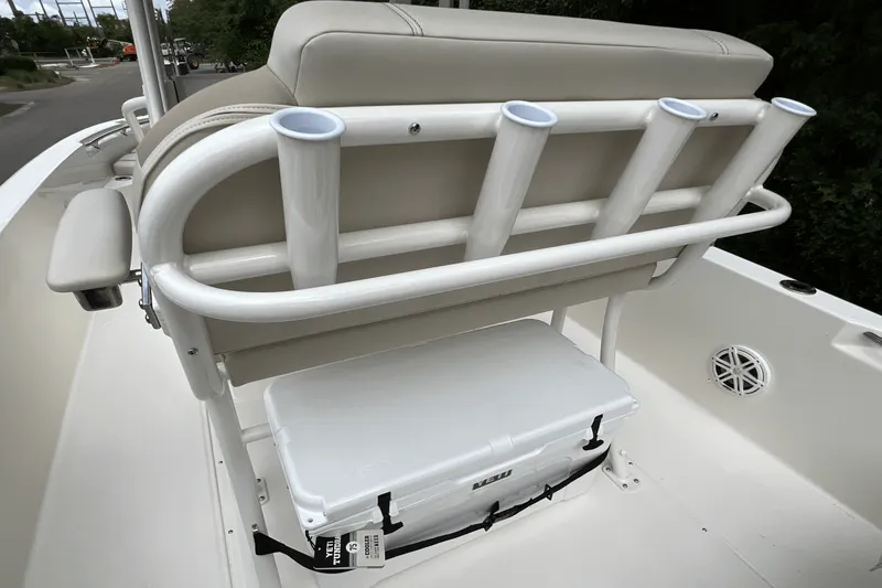 Slide: The Image of Boston Whaler 250 Dauntless 2025 - 5
