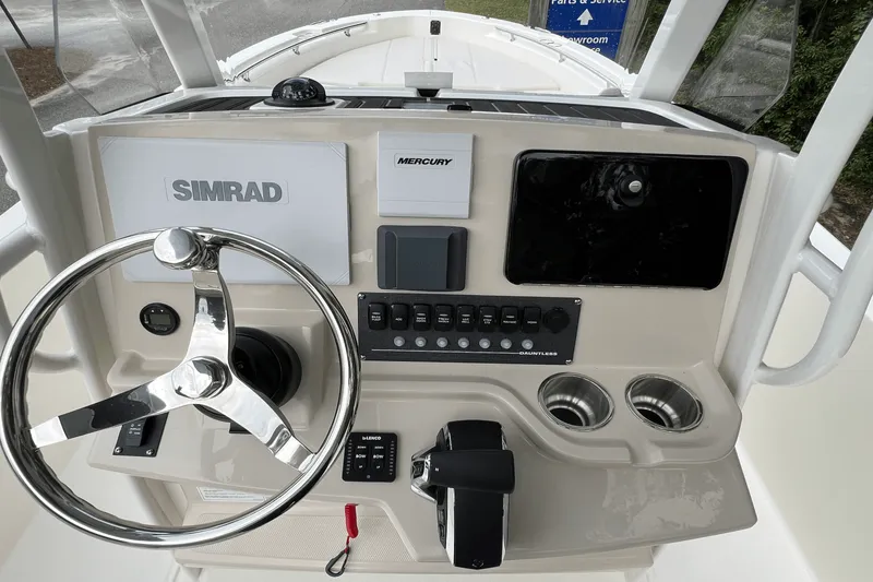 Slide: The Image of Boston Whaler 250 Dauntless 2025 - 7