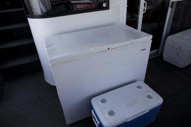 Slide: The Image of White chest freezer and cooler on Sumerset Seas The Day Trip 10, 2006 model. - 11