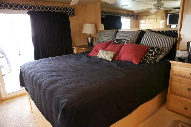 Slide: The Image of Luxurious bedroom interior of 2006 Sumerset Seas The Day Trip 10 houseboat. - 14