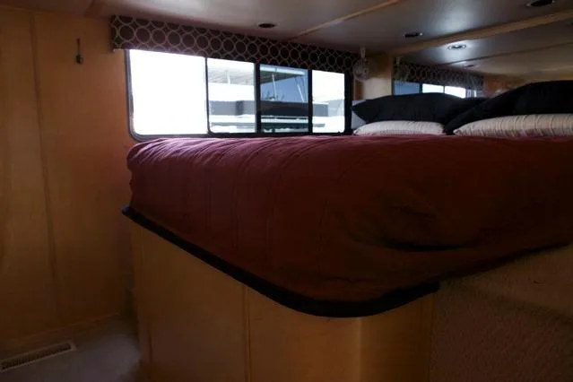 Slide: The Image of Interior of 2006 Sumerset Seas The Day Trip 10 with cozy bed and windows. - 16