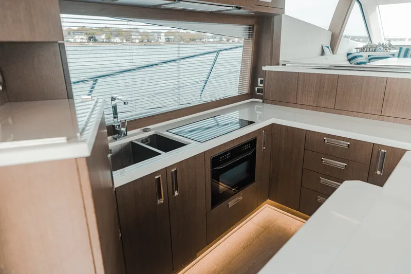 Slide: The Image of Galeon 550 FLY 2021 - 18
