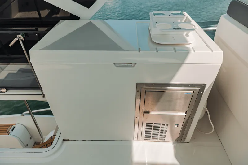 Slide: The Image of Galeon 550 FLY 2021 - 38