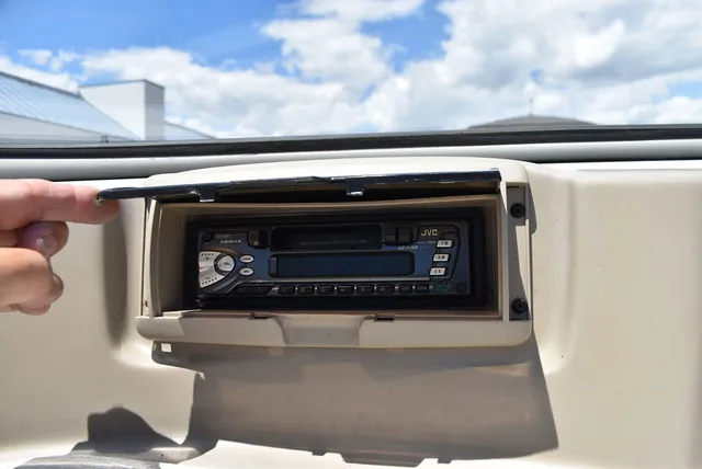 Slide: The Image of Bayliner 2150 Capri Bowrider 2001 - 30