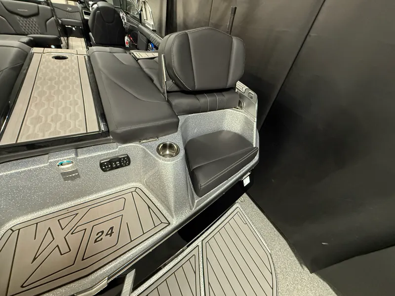 Slide: The Image of Mastercraft XT24 2022 - 21