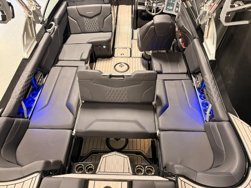 Slide: The Image of Mastercraft XT24 2022 - 34