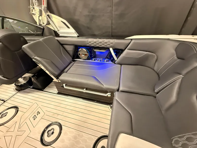 Slide: The Image of Mastercraft XT24 2022 - 40