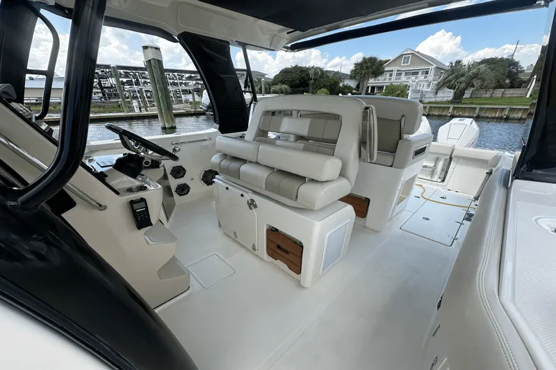Slide: The Image of Boston Whaler 350 REALM 2023 - 13