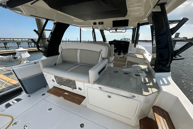Slide: The Image of Boston Whaler 350 REALM 2023 - 14