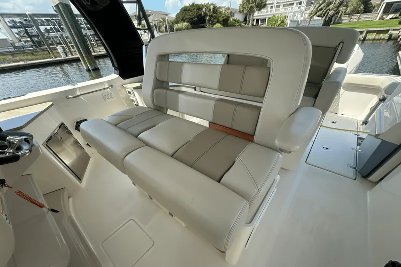 Slide: The Image of Boston Whaler 350 REALM 2023 - 15