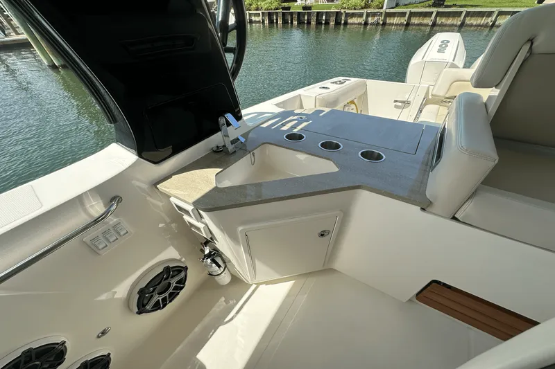Slide: The Image of Boston Whaler 350 REALM 2023 - 16