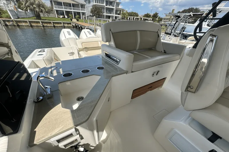 Slide: The Image of Boston Whaler 350 REALM 2023 - 17