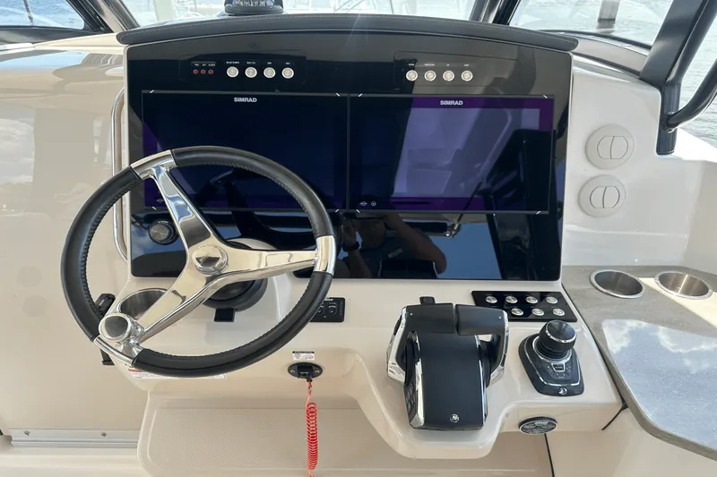 Slide: The Image of Boston Whaler 350 REALM 2023 - 18