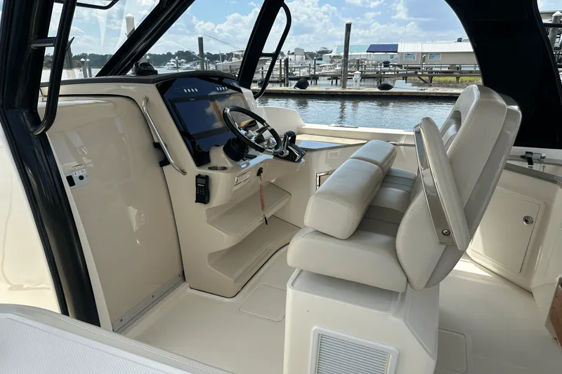 Slide: The Image of Boston Whaler 350 REALM 2023 - 5