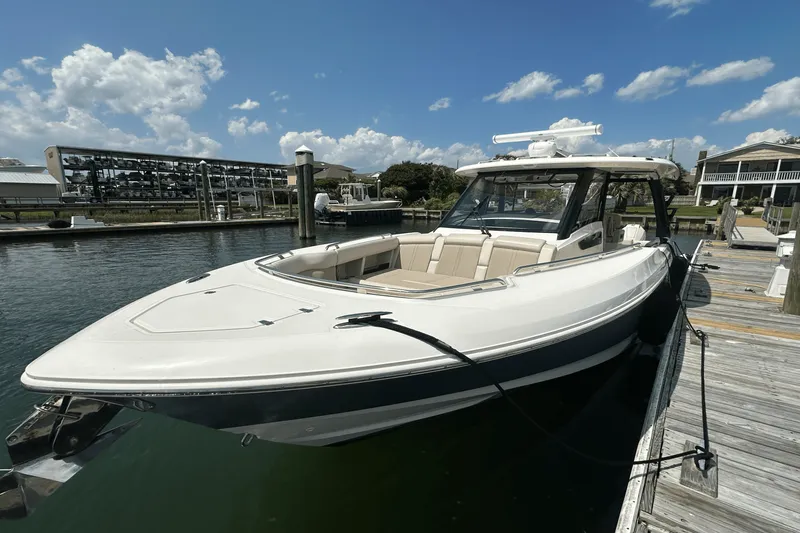 Slide: The Image of Boston Whaler 350 REALM 2023 - 9