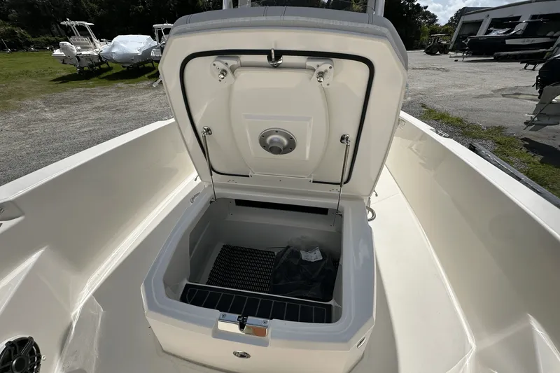 Slide: The Image of Boston Whaler 220 Dauntless 2025 - 12