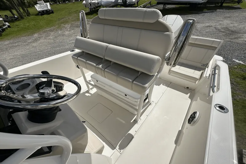Slide: The Image of Boston Whaler 220 Dauntless 2025 - 13