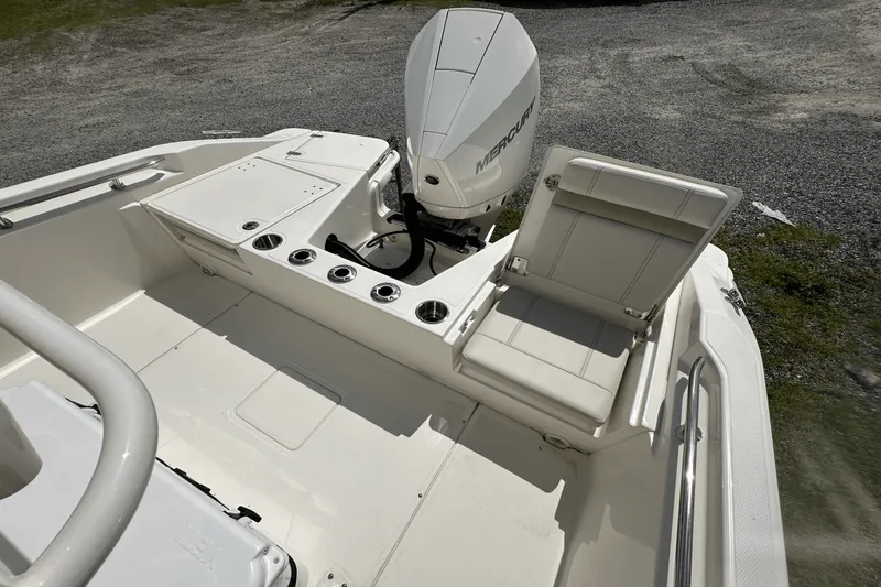 Slide: The Image of Boston Whaler 220 Dauntless 2025 - 14