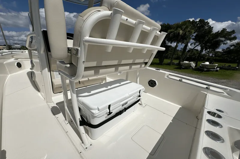 Slide: The Image of Boston Whaler 220 Dauntless 2025 - 15