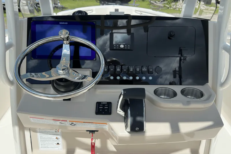 Slide: The Image of Boston Whaler 220 Dauntless 2025 - 16