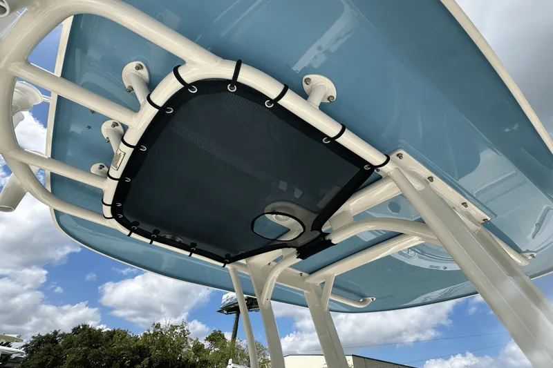 Slide: The Image of Boston Whaler 220 Dauntless 2025 - 17