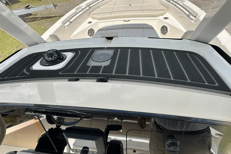 Slide: The Image of Boston Whaler 220 Dauntless 2025 - 18