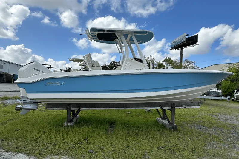 Slide: The Image of Boston Whaler 220 Dauntless 2025 - 5