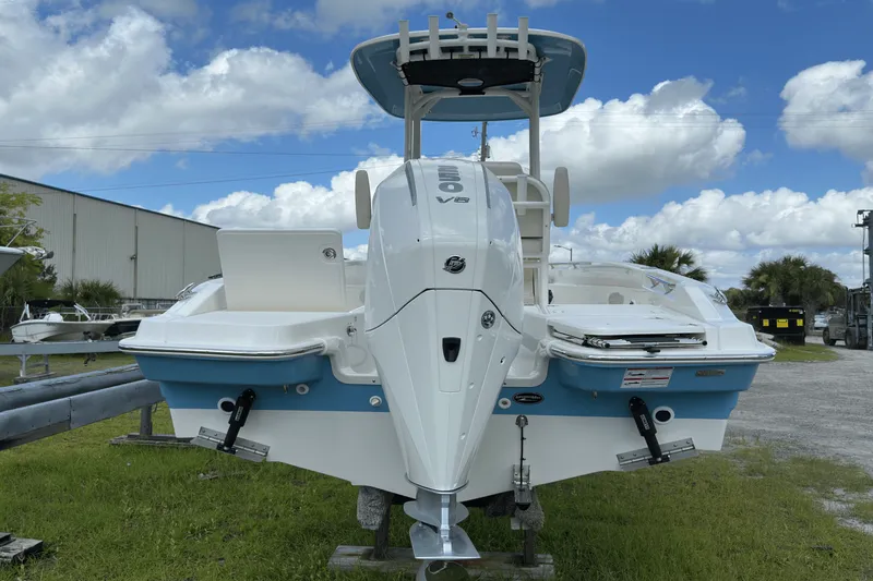 Slide: The Image of Boston Whaler 220 Dauntless 2025 - 6