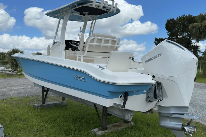 Slide: The Image of Boston Whaler 220 Dauntless 2025 - 7