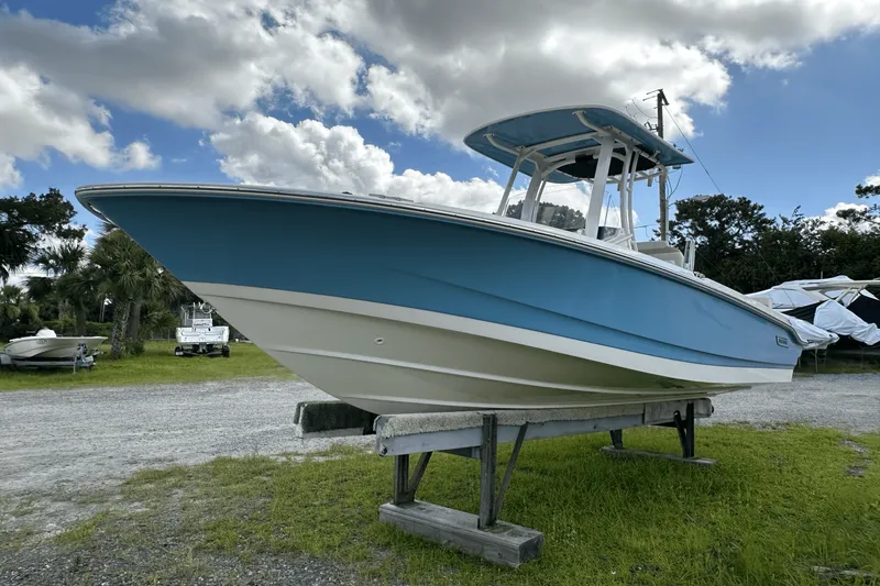 Slide: The Image of Boston Whaler 220 Dauntless 2025 - 8