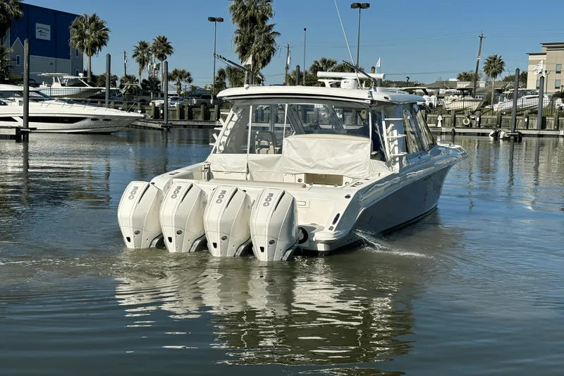 Slide: The Image of Boston Whaler 380 REALM 2022 - 12