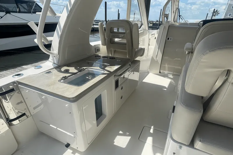 Slide: The Image of Boston Whaler 380 REALM 2022 - 24