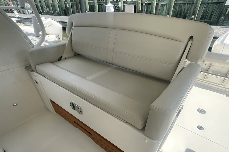 Slide: The Image of Boston Whaler 380 REALM 2022 - 26