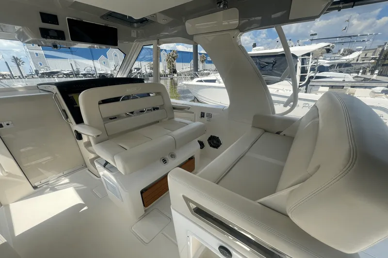 Slide: The Image of Boston Whaler 380 REALM 2022 - 27